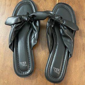 Black flip flops size 11